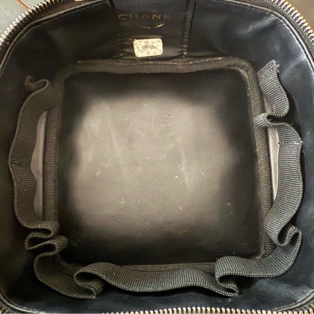 CHANEL Patent Leather Black Vanity Bag with Gold Hardware - Picture 10 of 11